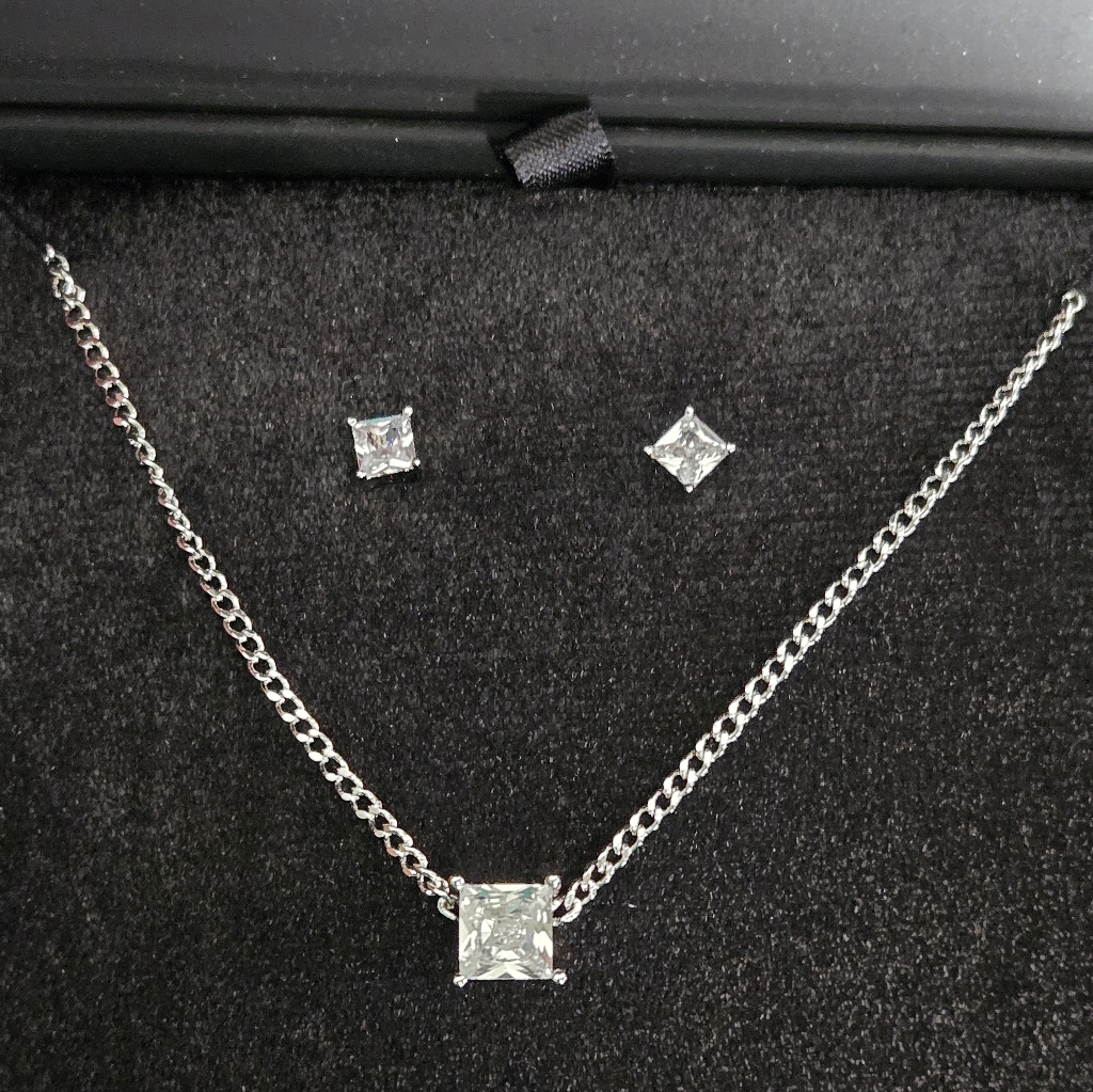 Nib Badgley Mischka Necklace And Earring Stud Set 12$